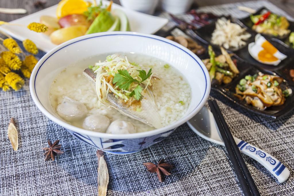 Changyu Hotel Тайнань Экстерьер фото