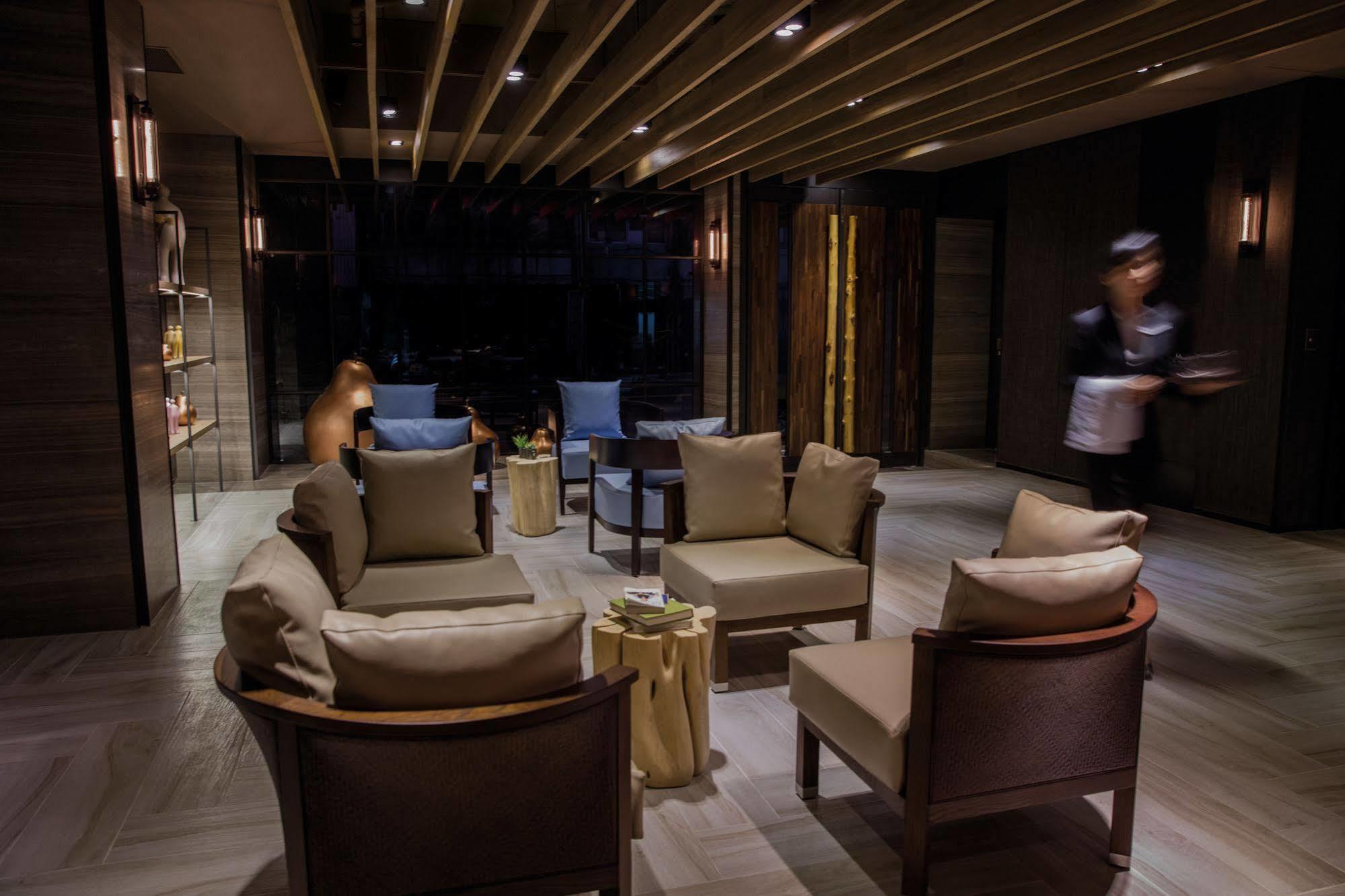Changyu Hotel Тайнань Экстерьер фото
