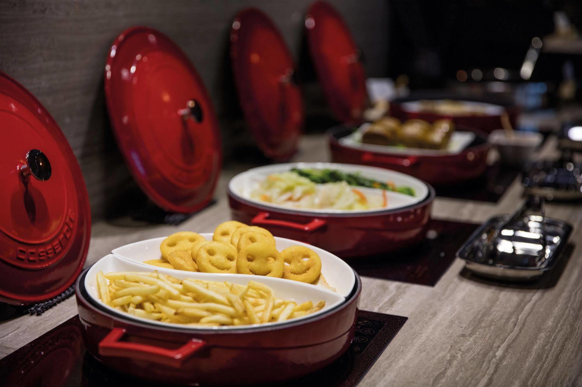 Changyu Hotel Тайнань Экстерьер фото