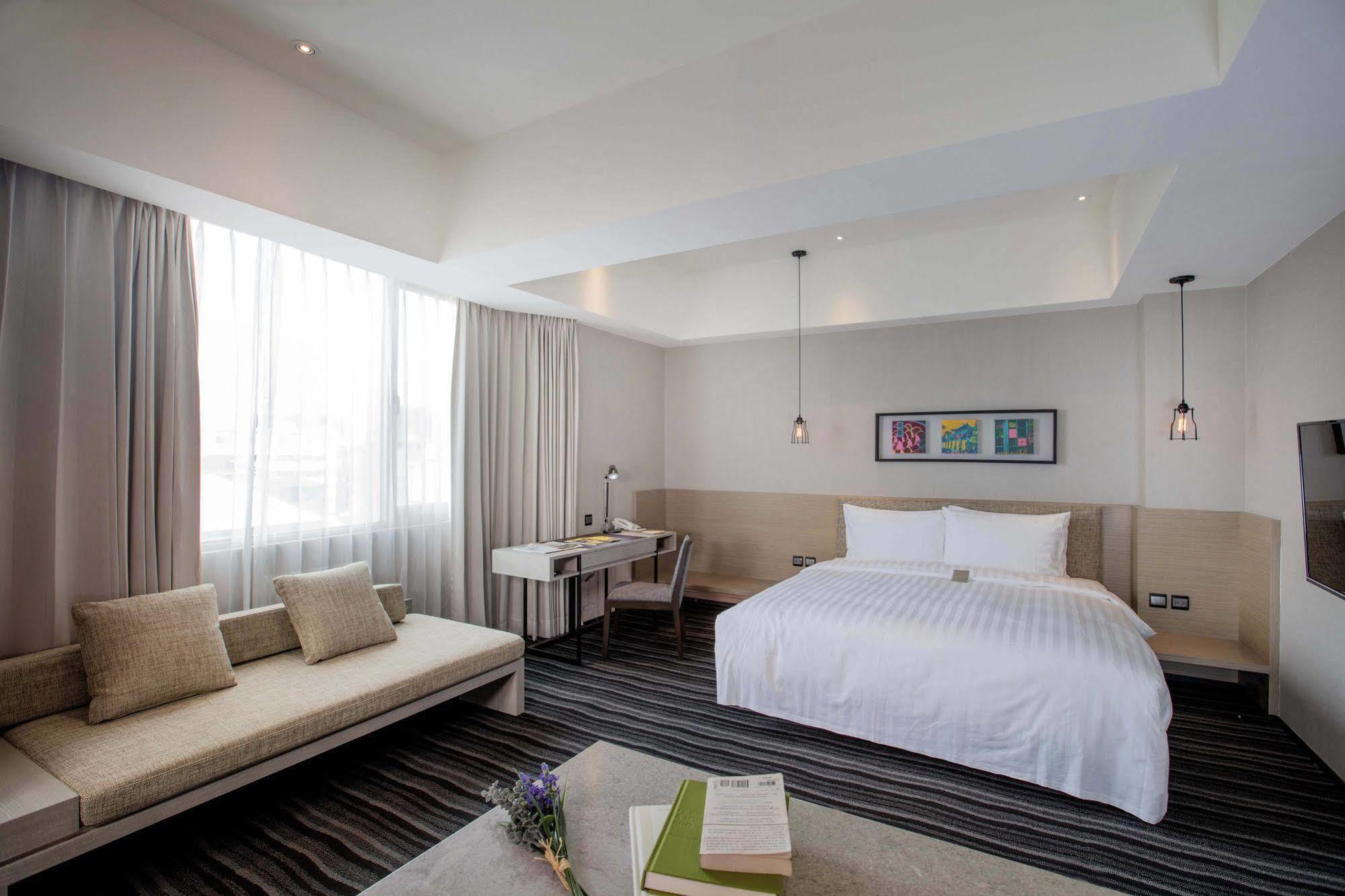 Changyu Hotel Тайнань Экстерьер фото
