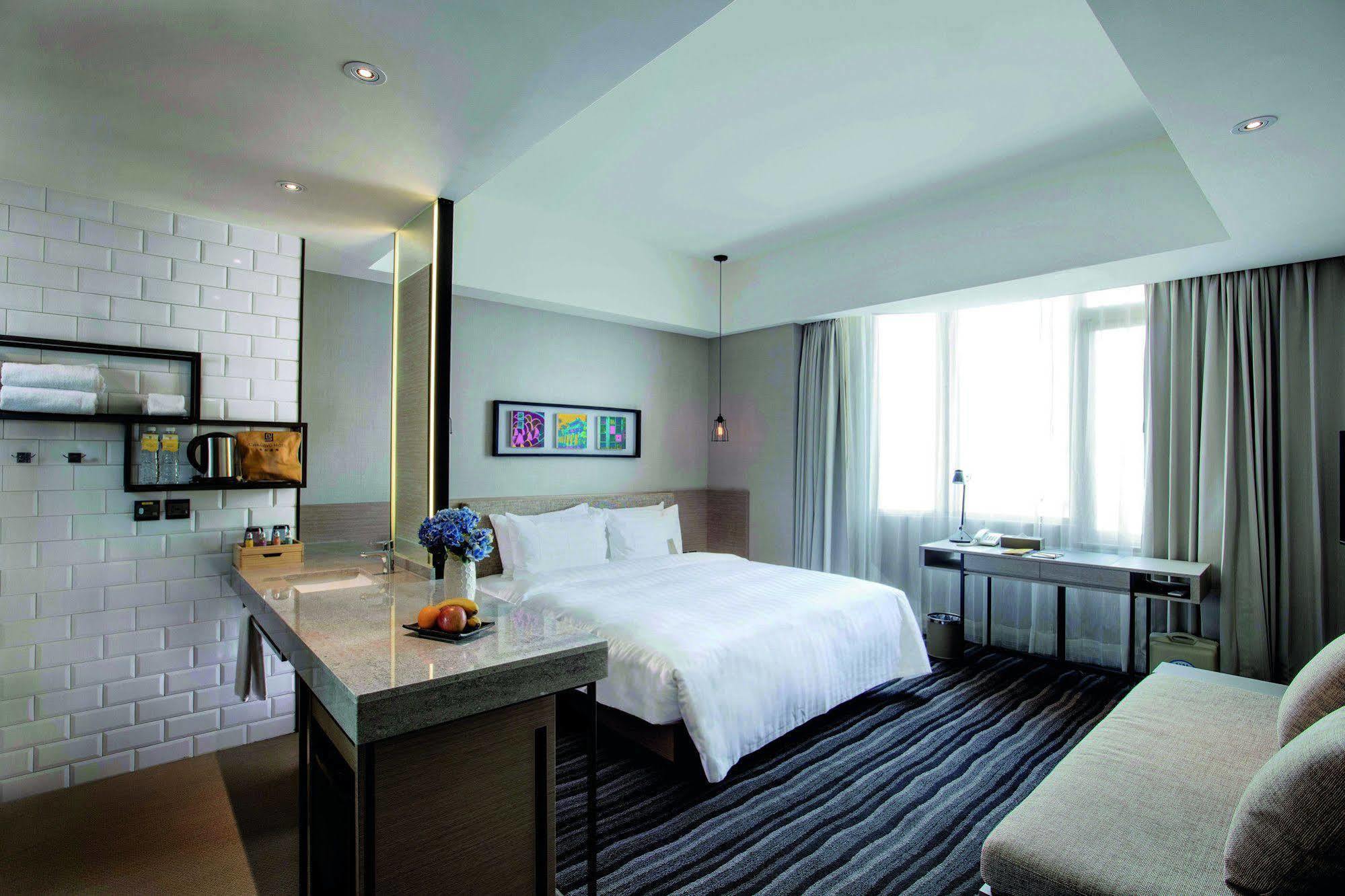 Changyu Hotel Тайнань Экстерьер фото
